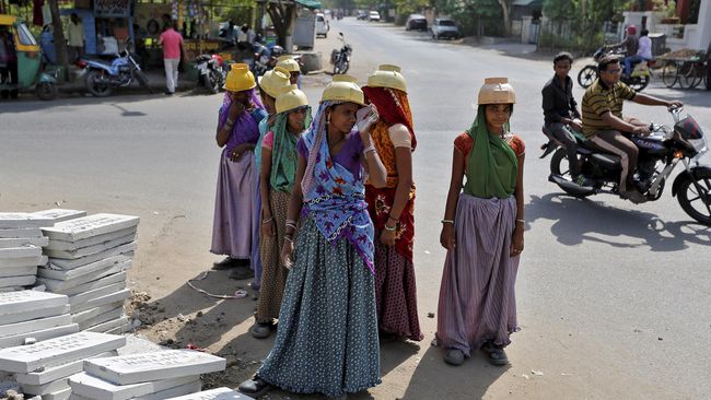 Seorang Penjahit Lecehkan Ratusan Anak Perempuan di India Seorang penjahit di India didakwa atas tuduhan pelecehan seksual dan penganiayaan terhadap anak di bawah umur yang kerap dilakukannya sejak 2004 silam.