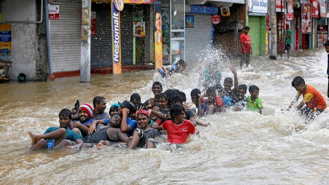 Lebih dari 150 orang diduga tewas terkubur longsor di dua tempat berbeda di Sri Lanka, menyusul hujan lebat selama lebih dari tiga hari di negara itu.