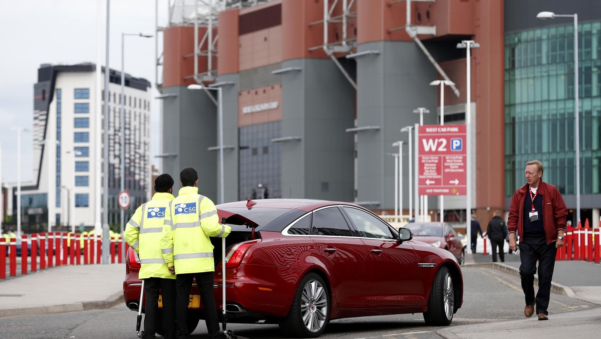 Memotret Hari Terakhir yang Tertunda di Old Trafford