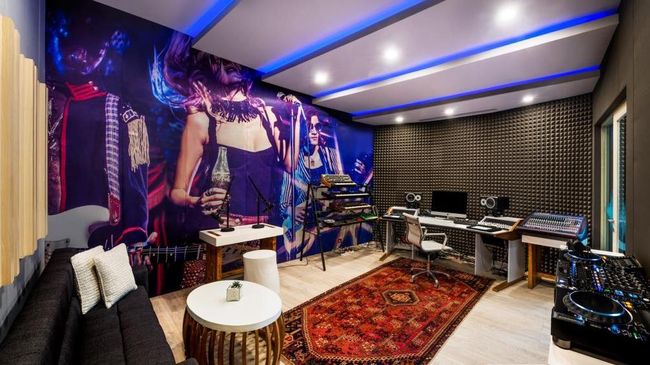 Pertama kalinya, kamar hotel yang dilengkapi studio musik itu menyediakan ruang rekaman dengan perlengkapan kelas dunia dibuka di Seminyak, Bali.