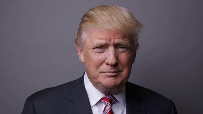 Dalam akun Twitter-nya, Trump menyebut Clinton kandidat paling korup disertai dengan gambar lembaran seratus dolar AS dan Bintang Daud.