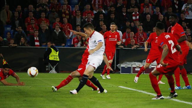 Bek sayap Liverpool Alberto Moreno disorot karena aksi tak sempurnanya telah membuahkan dua gol tim lawan pada final Liga Europa di Basel, Swiss, Rabu (18/5).