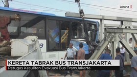 Petugas Kesulitan Evakuasi Bus TransJakarta