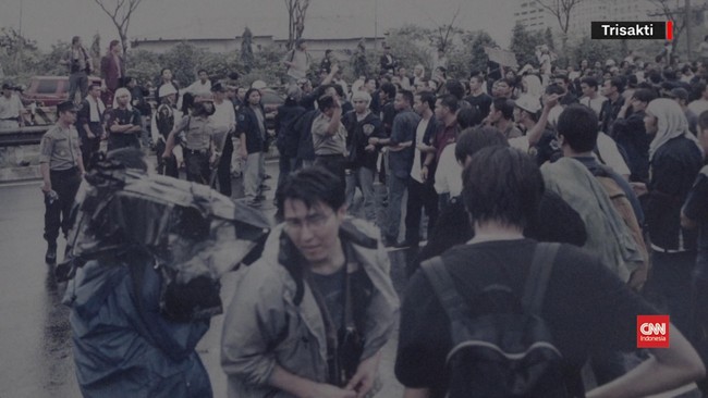 Kerusuhan ini dilatarbelakangi oleh keprihatinan Indonesia yang dihantam krisis ekonomi dan politik. Berikut kronologi Peristiwa Trisakti atau tragedi Mei 1998.