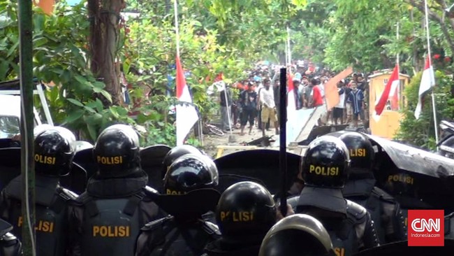 Sedikitnya enam aparat kepolisian dan satu personel TNI mengalami luka pada bagian kepala dan tangan akibat lemparan batu dan sabetan benda tajam.