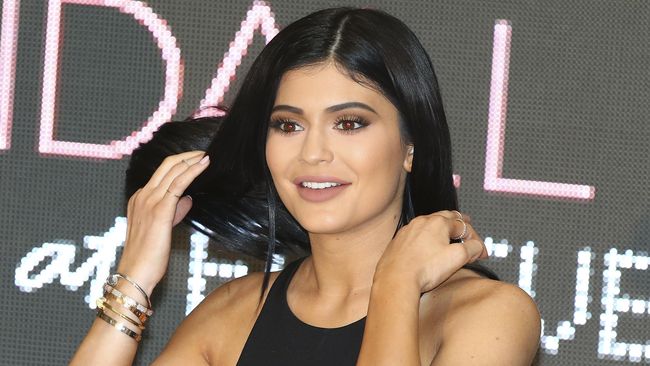 Setelah 'melahirkan' produk kosmetik untuk bibir yang dicari para penggemar lipstik di seluruh dunia, Kylie Jenner kembali melempar produk terbarunya.
