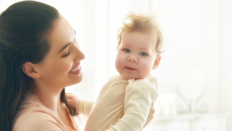 Wajar sih jika bayi mudah rewel dan menangis terus-menerus, tapi Bunda perlu tahu bagaimana cara tepat menghadapinya, lho.