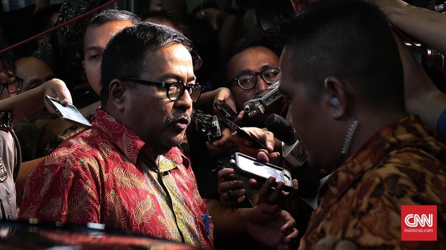 Selain gaji, kepala daerah petahana yang cuti karena Pilkada juga mendapat enam tunjangan seperti tunjangan jabatan, beras, dan tunjangan istri.