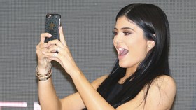 Pakar Dermatologi Ungkap Kaitan Selfie dengan Penuaan Dini