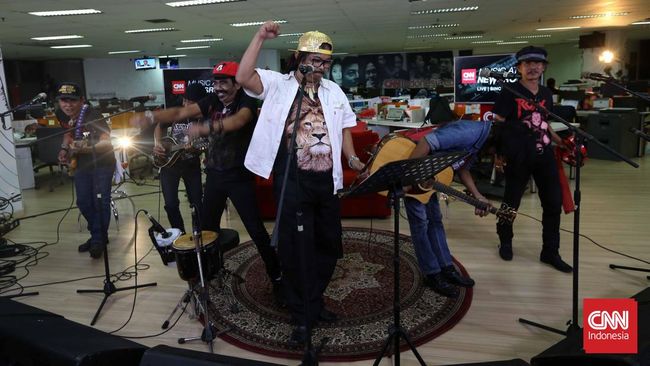 Orkes Moral Pengantar Minum Racun berkolaborasi dengan musisi baru dan mencuri perhatian pengunjung Synchronize Fest.