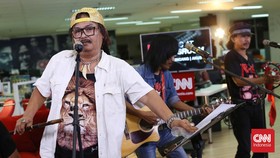 Aksi Konyol OM Pengantar Minum Racun di Depan Kamera