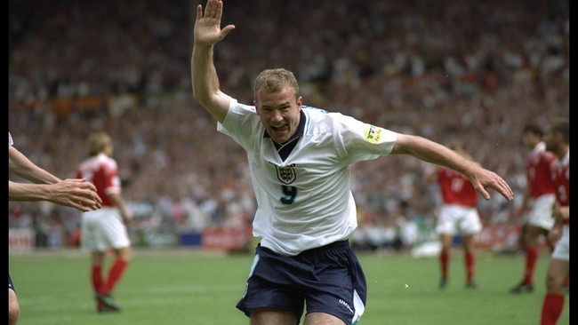 Kursi kosong pelatih tim nasional Inggris pasca hengkangnya Roy Hodgson langsung diminati mantan penyerang andalan Newcastle United, Alan Shearer.