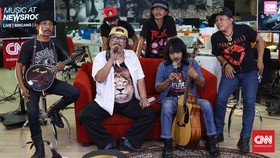 OM Pengantar Minum Racun Konsisten di Atas Panggung