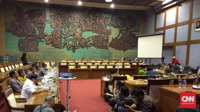 Komisi X DPR-RI meminta PSSI tidak menyia-nyiakan keputusan FIFA. PSSI diminta terus melakukan koordinasi dan komunikasi dengan pemerintah, khususnya Kemenpora.