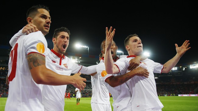 Sevilla menjadi tim Spanyol yang mampu membawa pulang trofi Liga Europa untuk ketiga kalinya secara beruntun. Los Rojiblancos menekuk Liverpool 3-1 di final.