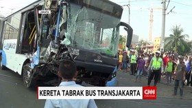 Petugas Kesulitan Evakuasi Bus Transjakarta Yang Tertabrak