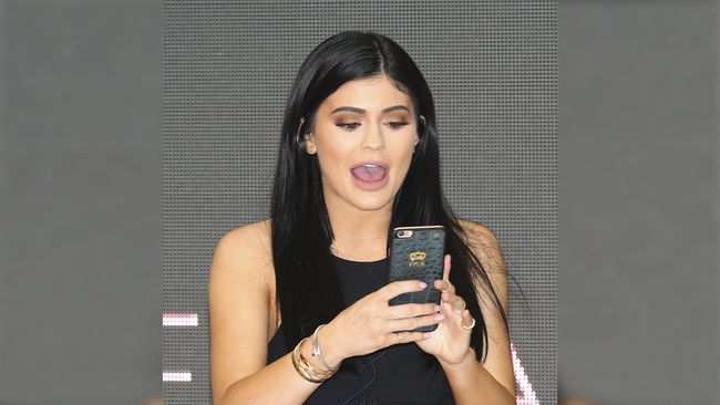 Sumber mengatakan, adik tiri Kim Kardashian itu tetap mengundang Caitlyn Jenner, Rob Kardashian dan Blac Chyna di pestanya, akhir pekan lalu.