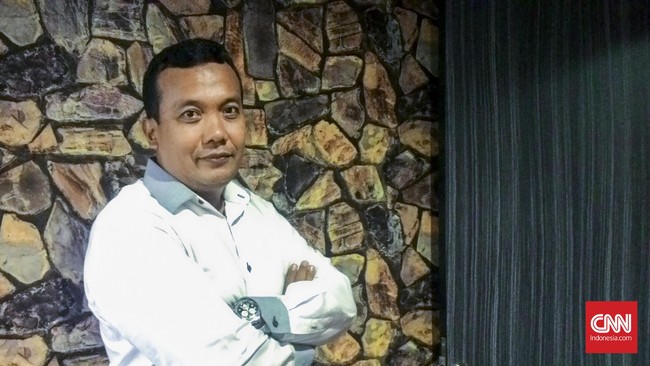 Senja itu berbeda. Aan, Mugiyanto, Nezar, dan Bimo yang menjerang air untuk membuat jeruk hangat, mendapat tamu tak diundang dengan pistol terselip.