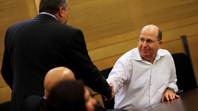Menteri Pertahanan Israel Moshe Ya'alon mengundurkan menyusul ketegangan dengan Perdana Menteri Benjamin Netanyahu yang menurut dia tidak lagi bisa dipercaya.