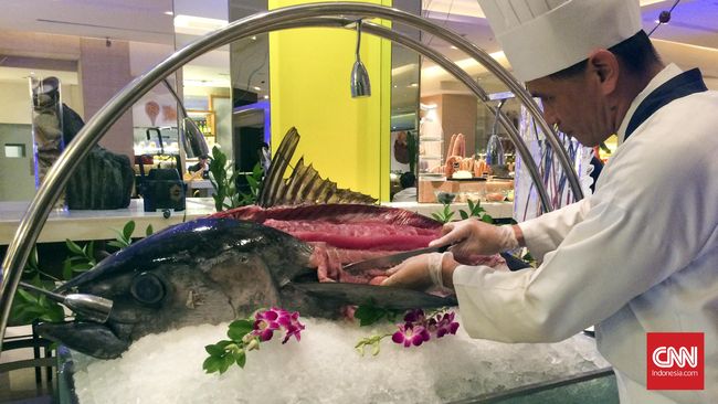 Sashimi paling nikmat biasanya adalah ikan salmon dan ikan tuna. Namun pernahkah Anda menyantap nikmat dan segarnya sashimi tuna seberat 45 kg?