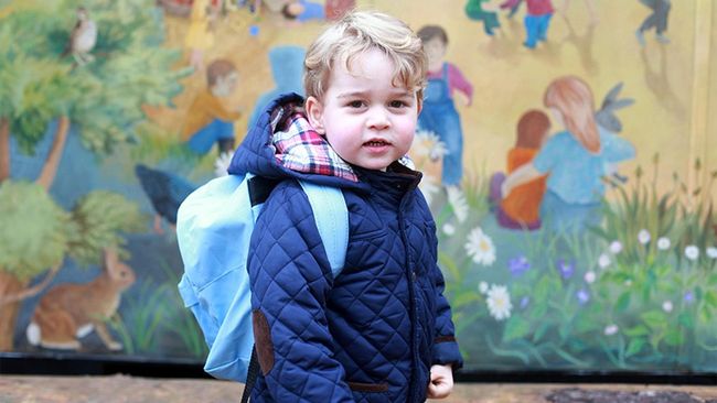 Pangeran George memakai jaket abu-abu yang mengingatkan pada jaket serupa yang dikenakan Pangeran William semasa kecil, pada 1980-an.