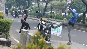 Demo di KPK, Warga Luar Batang Lempari Halte Transjakarta