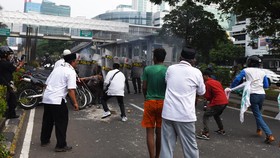 Demonstran di Depan Gedung KPK Bubar Setelah Bakar Ban