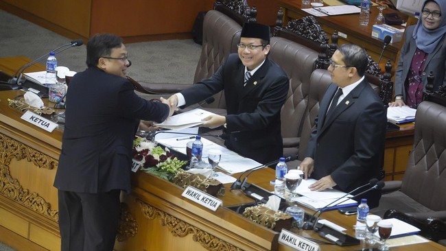 Sebelumnya dalam APBN 2016 target pertumbuhan ekonomi nasional ditetapkan 5,3 persen, namun direvisi menjadi 5,2 persen dalam RAPBNP 2016