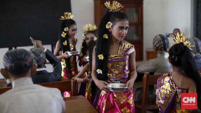 Media menjadi salah satu yang berperan serta memiliki tugas penting untuk membantu memperkenalkan dan menyebarkan adanya suatu seni dan budaya yang tercipta.