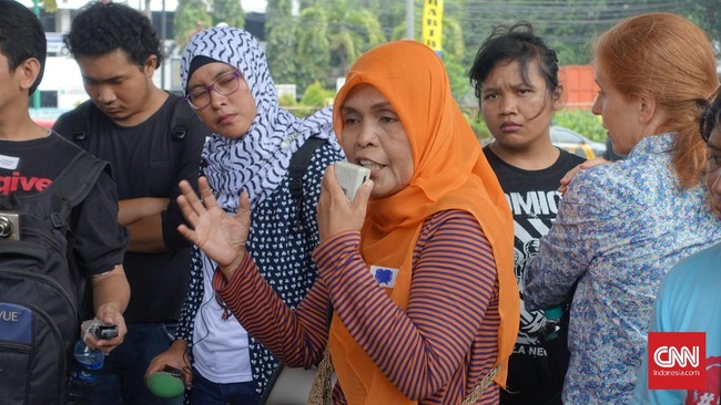 Rumah si remaja didatangi orang tak dikenal yang menanyakan banyak hal tentang sang ayah. Karena semakin cemas, dia dan ibunya pulang sementara ke Sumbar.