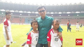 Antusiasme Anak-anak Berlatih Bersama Legenda Italia