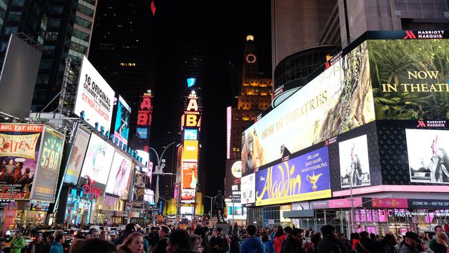 Meski malam sudah tiba, New York tetap tak kehilangan kilau semangatnya. Seperti kata Frank Sinatra dalam lagu legendarisnya, kota ini tak pernah tidur.