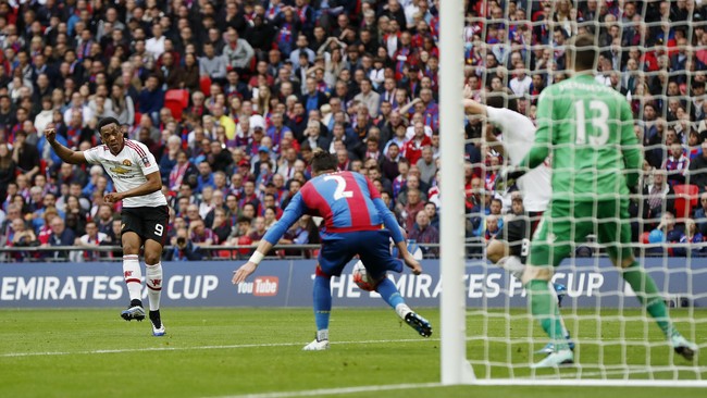 Jason Puncheon yang masuk sebagai pemain pengganti membuat Crystal Palace unggul lebih dulu sebelum Manchester Untied menyamakan kedudukan dua menit kemudian.