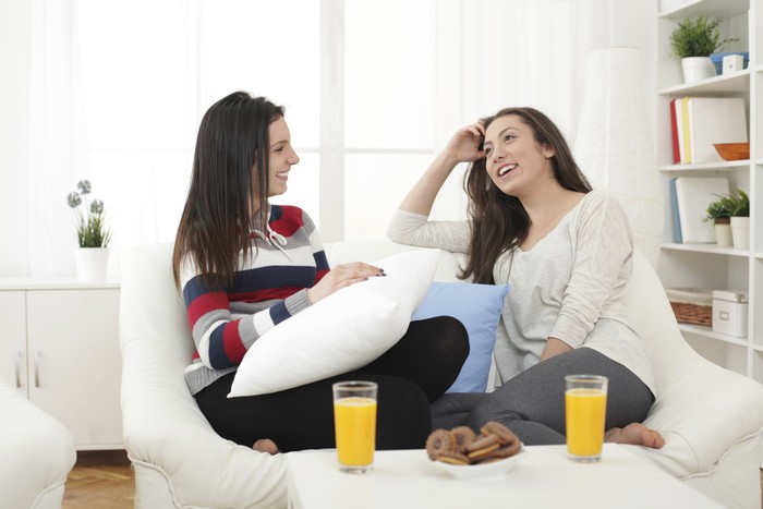 cara membuat orang lain menyukai dirimu adalah memperlakukan orang lain dengan baik dan penuh hormat. Terkadang, kita sering mengabaikan rasa hormat pada orang lain karena merasa sudah terlalu dekat atau sedang terbawa emosi.