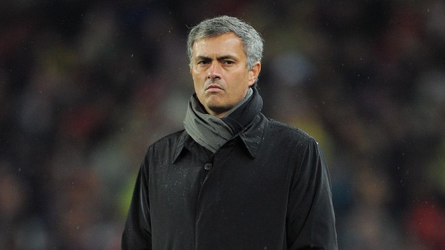 Mourinho dilaporkan kembali lebih awal dari sebuah hotel di pusat kota London, dengan dokumen dan sebotol anggur di tangannya.