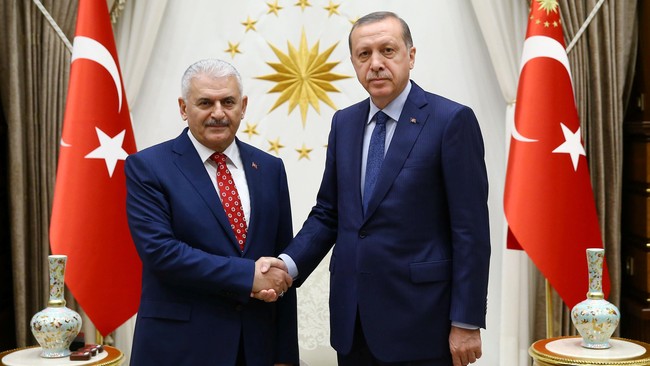 Dengan diangkatnya sekutu Erdogan menjadi Perdana Menteri dan Ketua AKP, Turki dianggap sebenarnya sudah bergeser ke sistem presidensial secara de facto.