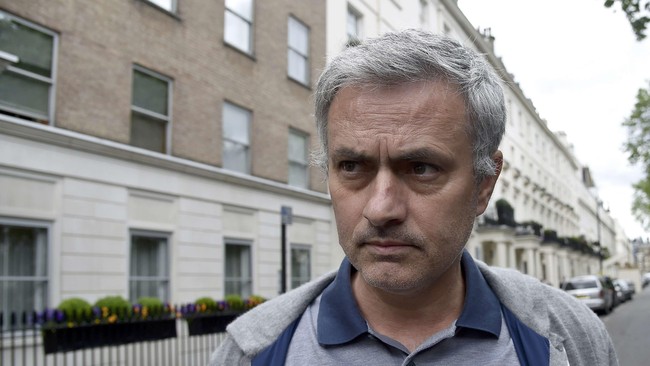Menaiki bus yang dikemudikan Jose Mourinho bisa jadi cara paling aman bagi para penggemar Manchester United untuk mencapai garis finis di akhir musim.