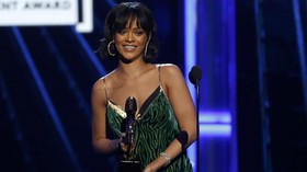 Rihanna Menangis di Panggung Konser Musik Irlandia