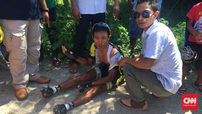 Bambang terjatuh dari sepedanya karena berusaha menghindari salah seorang ekspatriat asal Belanda yang menyeberang jalan di jalur sepeda Tour de Flores.