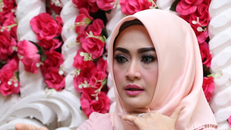 Perjalanan cinta Eddies Adelia yang kembali menikah dengan mantan suaminya, Ferry Setiawan.