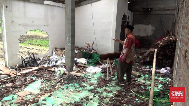 Masjid Ahmadiyah di Sintang, Kalimantan Barat, dirusak massa setelah salat Jumat. Aparat yang berada di lokasi tak dihiraukan.