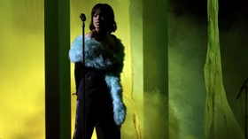 Aksi Gila Rihanna dalam Video Musik 'Goodnight Gotham'