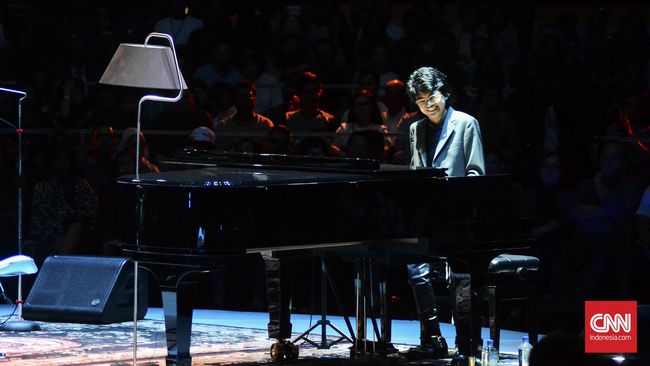 Pianis muda Indonesia itu kali ini bersaing di kategori Best Improvised Jazz Solo dalam Grammy Awards 2017. Ia menjadi nomine bersama Beyonce dan Adele.