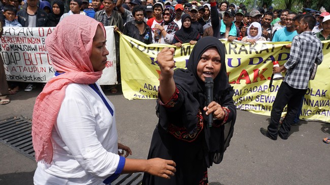 Rencana perdamaian batal karena warga menolak kehadiran pihak lain yang turut dibawa perwakilan Pemkab Tangerang di Kantor Komnas HAM.