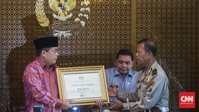 Bripka Seladi yang bertugas sebagai anggota Satlantas Polres Kota Malang, mendapat perhatian publik karena memiliki usaha sampingan sebagai pemulung sampah.