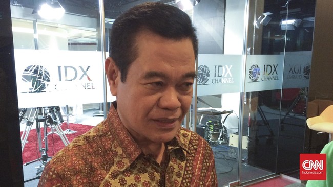 Otoritas Jasa Keuangan (OJK) diminta merevisi Undang-Undang tentang Pasar Modal guna membuka ruang bagi BEI melepas sahamnya ke publik.