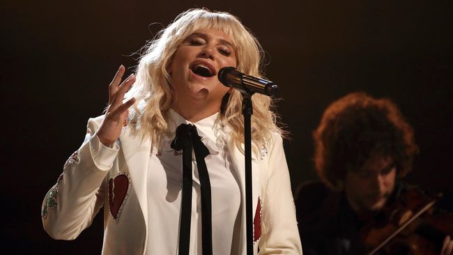 Tur Kesha and The Creepies akan diselenggarakan di 17 lokasi. Kesha akan memulai turnya di Intrigue Nightclub, Las Vegas.
