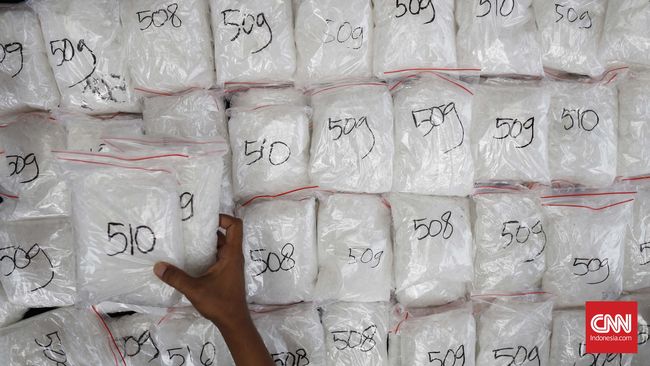 Polisi Bongkar Sindikat Narkoba Bungkus Kuaci Omzet Miliaran Polisi menyebut pengedar narkoba sengaja membungkus barang dagangannya dalam kemasan seperti kuaci untuk mengelabui polisi.