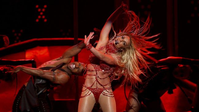 Britney Spears Disebut Mungkin Tak Bakal Manggung Lagi Manajer Larry Rudolph meminta agar Britney Spears diperlakukan selayaknya warga sipil biasa agar dapat memulihkan kondisi mental seperti sedia kala.