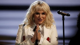 Kesha Tunda Konser karena Cedera Lutut